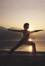   Virabhadrasana – Die Heldenstellung, Yogapraxis am Lauerzersee. Kanton Schwyz / Schweiz. © Lucia Schuler