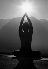  merudandasana – Die Berghaltung im Sitzen, Yogapraxis hoch über Schwyz. Kanton Schwyz / Schweiz. © Lucia Schuler 